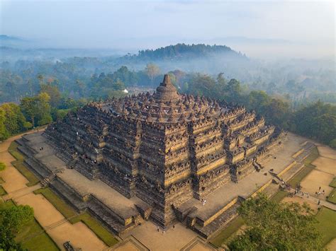 De Sailendra-dynastie en haar invloed op de verspreiding van het Boeddhisme: Een blik op de bouw van Borobudur