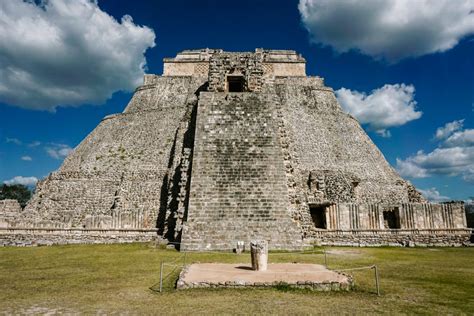 De Opstand van de Maya's Te Uxmal: Een Ontploffing van Ontevredenheid en de Gevolgen Voor de Klassieke Mayacivilisatie